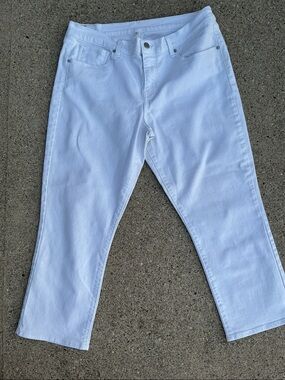 Levi’s.  Capri  Women’s White Size 31 (12)